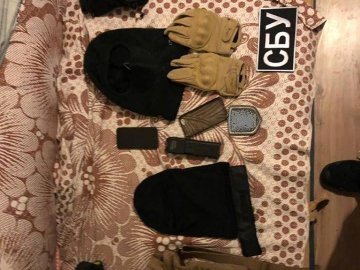 На Київщині викрили чоловіків, які у формі СБУ вимагали гроші у водіїв 