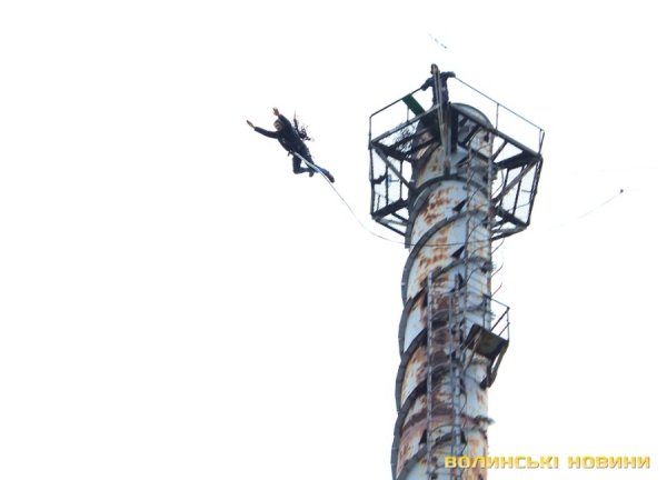 У Луцьку закрили сезон стрибків з труби заввишки 50 метрів. ФОТО