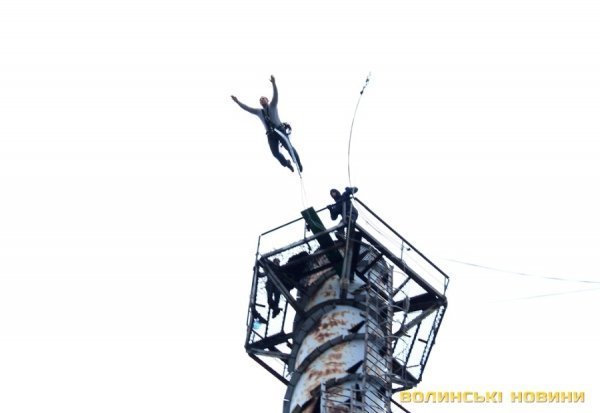У Луцьку закрили сезон стрибків з труби заввишки 50 метрів. ФОТО
