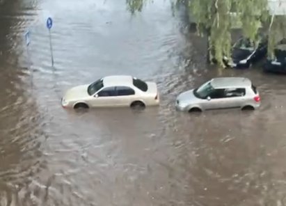 У місті на Волині негода зірвала дах та понівечила автівку. ФОТО