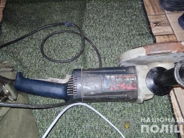 На Волині крадій кілька днів «витягав» із господарського приміщення інструменти