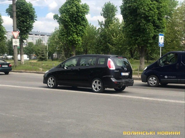 Луцька блогерка на Jaguar протаранила Mazda. ФОТО