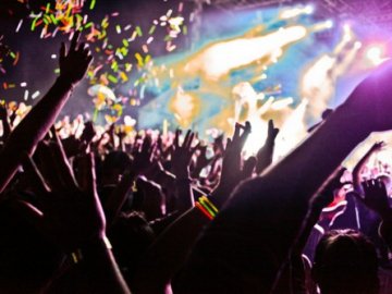 У Луцьку охоронці нічного клубу, що працював у карантин вночі, побили поліцейського