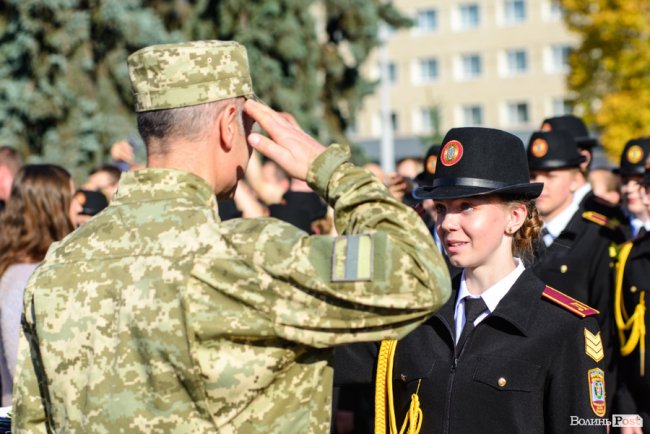 У центрі Луцька майже пів тисячі ліцеїстів склали присягу. ФОТО