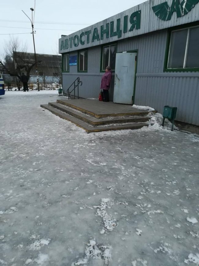 Автостанція у волинському селищі перетворилася на ковзанку. ФОТО