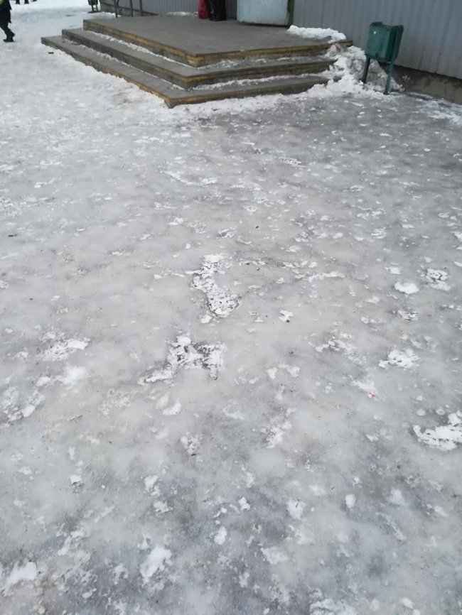 Автостанція у волинському селищі перетворилася на ковзанку. ФОТО