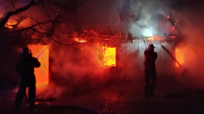 У селі на Волині бійці ДСНС врятували від знищення вогнем будинок пенсіонерки. ФОТО