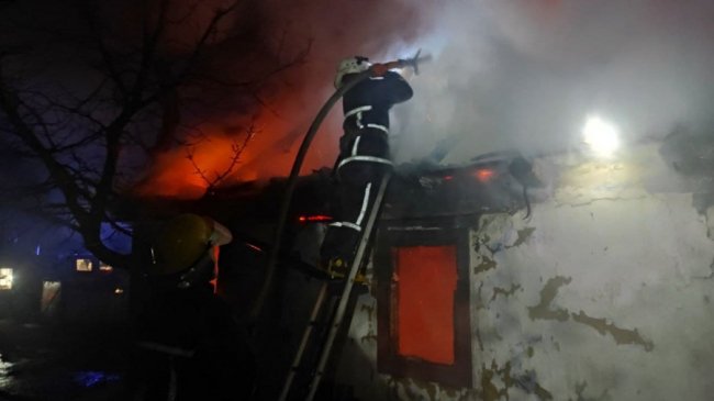 У селі на Волині бійці ДСНС врятували від знищення вогнем будинок пенсіонерки. ФОТО