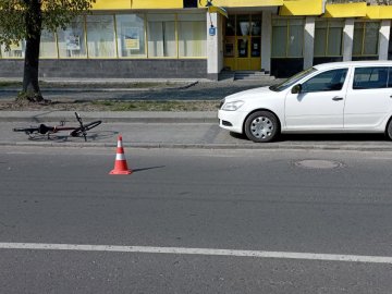 У Луцьку п'яний велосипедист в'їхав у припарковану автівку: його госпіталізували