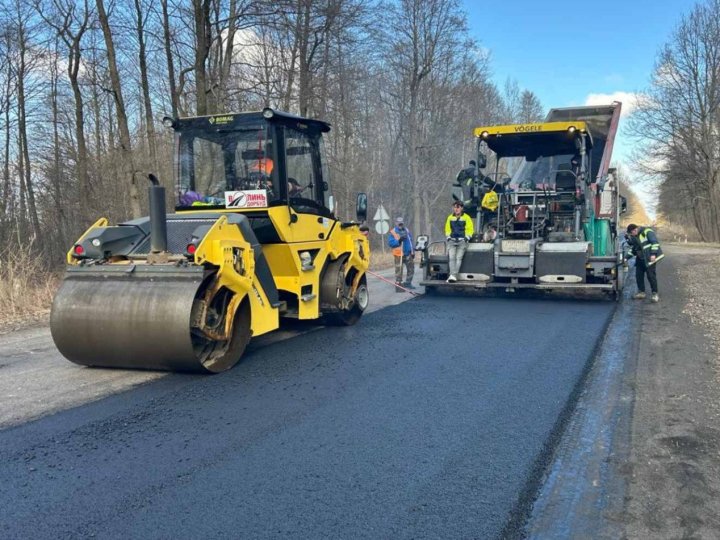 На Волині на трьох трасах ремонтують дорогу: підрядники працюють у борг