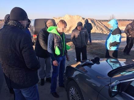 Волинський прикордонник «погорів» на бурштині. ФОТО