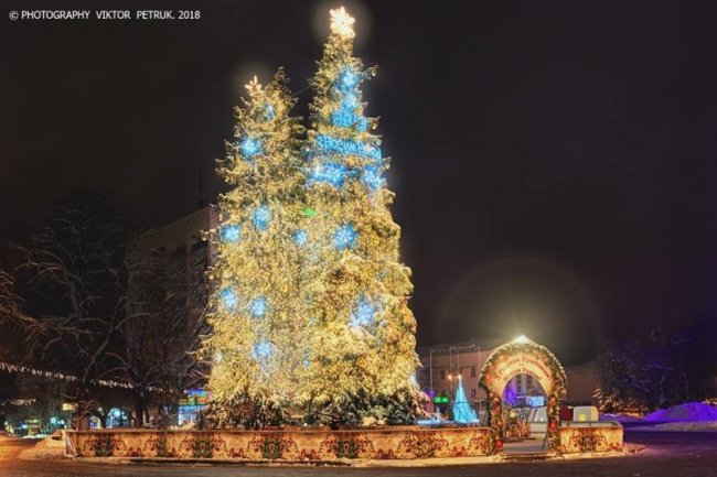 Луцький фотограф показав безлюдний Луцьк напередодні Нового року