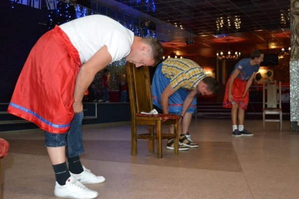 Луцькі татусі змагалися за цукерки. ФОТО