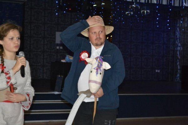 Луцькі татусі змагалися за цукерки. ФОТО