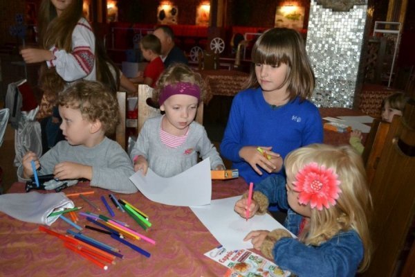 Луцькі татусі змагалися за цукерки. ФОТО