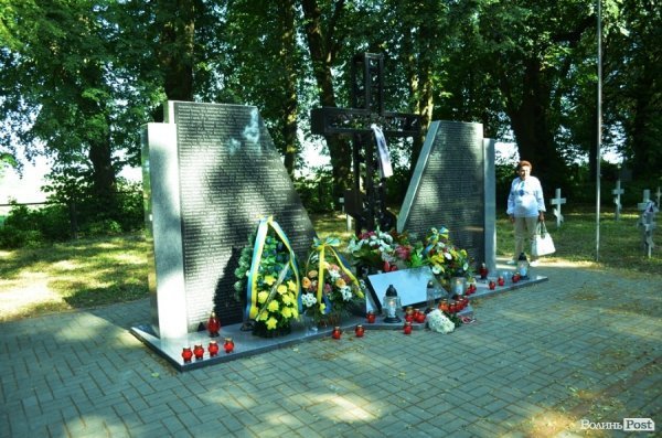 У Польщі молилися на могилах вбитих українців. ФОТО 