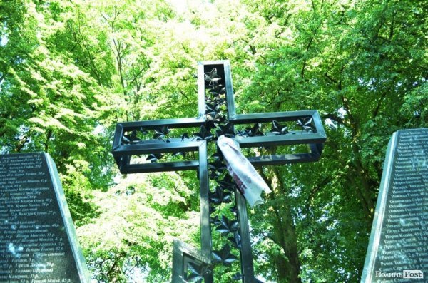 У Польщі молилися на могилах вбитих українців. ФОТО 