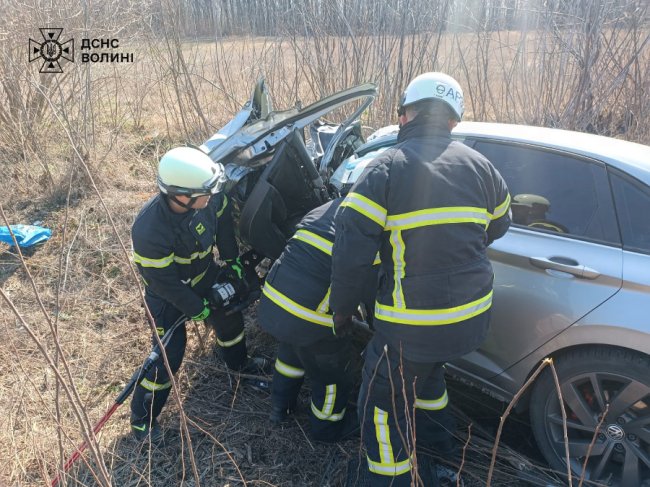 Зіткнення авто та вантажівки на Волині: водія деблокували рятувальники