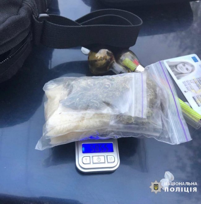 У Луцьку затримали жінку, яка торгувала наркотиками: вилучили «товару» на 70 тисяч. ФОТО У Луцьку затримали жінку, яка торгувала наркотиками: вилучили «товару» на 70 тисяч. ФОТО