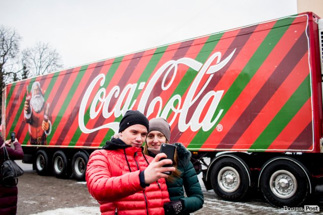 Центр Луцька «поставила на вуха» новорічна фура «Coca-Cola». ФОТО