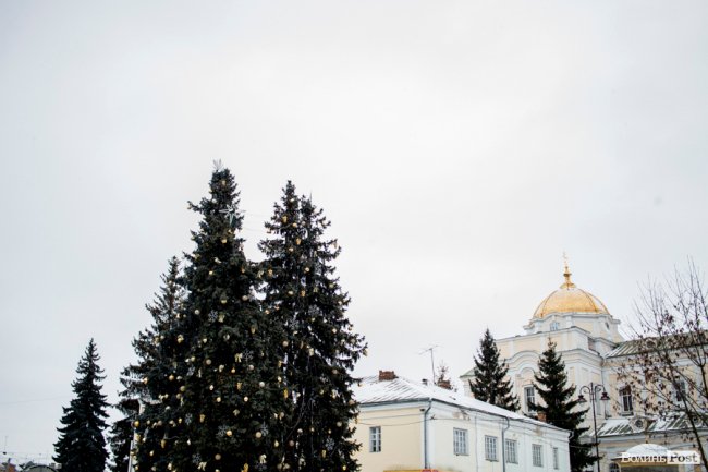 Центр Луцька «поставила на вуха» новорічна фура «Coca-Cola». ФОТО