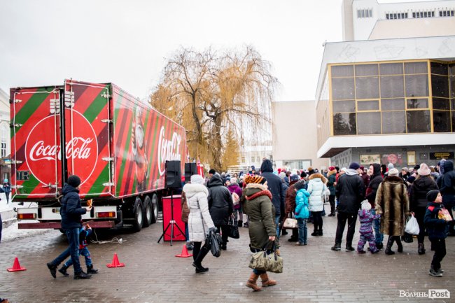 Центр Луцька «поставила на вуха» новорічна фура «Coca-Cola». ФОТО