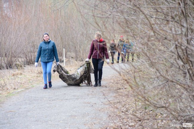 У джинсах та рукавичках: як Савченко зі студентами збирав сміття. ФОТО