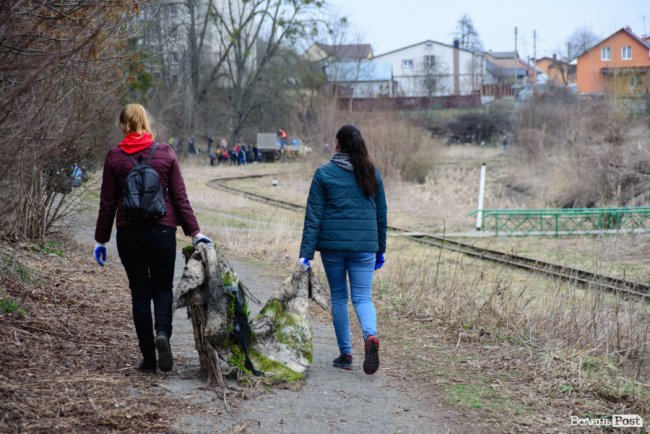 У джинсах та рукавичках: як Савченко зі студентами збирав сміття. ФОТО
