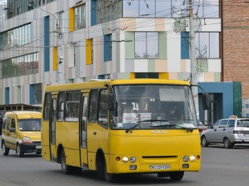 Розповіли, чому лучанам доводиться довго чекати маршрутку на зупинках. ВІДЕО