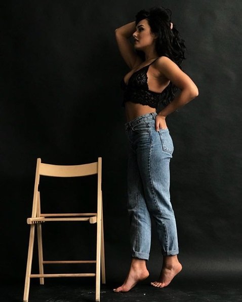 «Прийшов час позбутися страхів»: сексі-холостячка з Луцька показала відверті фото