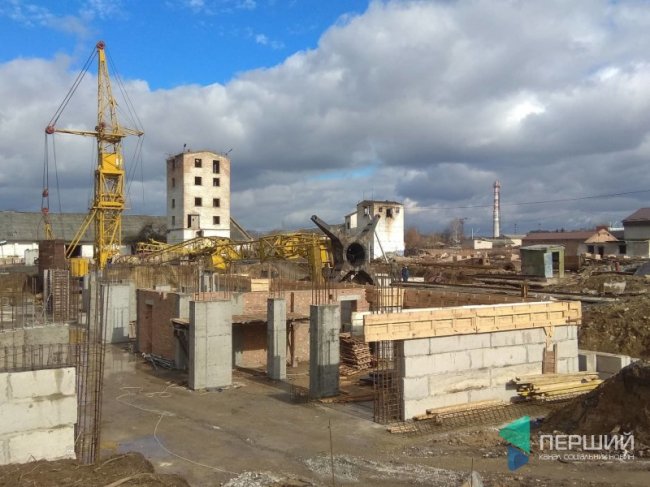 У Луцьку через негоду перекинувся будівельний кран. ФОТО