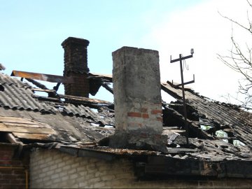 У місті на Волині жителі будинку бояться сусіда, який підпалював свою оселю вже 10 разів. ВІДЕО