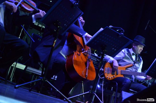 Новорічні хіти та казкова енергетика: як лучан розважали LeoBand Orchestra. ФОТОРЕПОРТАЖ