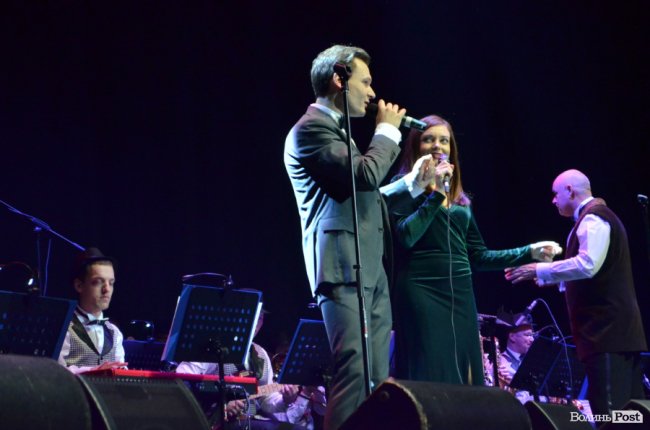 Новорічні хіти та казкова енергетика: як лучан розважали LeoBand Orchestra. ФОТОРЕПОРТАЖ