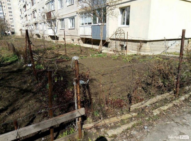 У Луцьку діти змушені долати колючий дріт дорогою до садочка