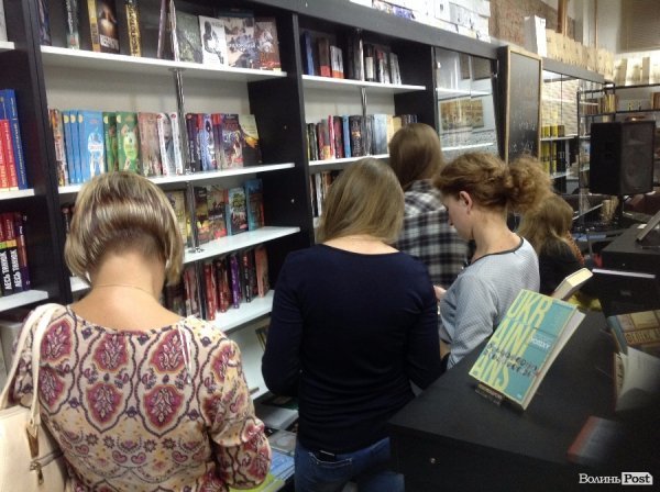 У Луцькій книгарні «заговорили» книги. ФОТО. ВІДЕО