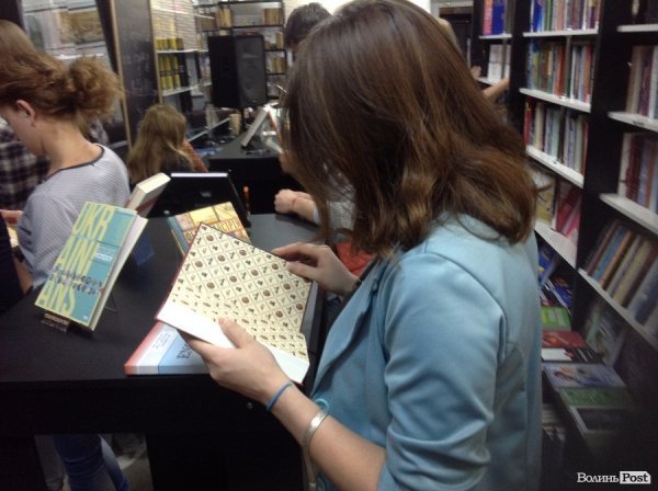 У Луцькій книгарні «заговорили» книги. ФОТО. ВІДЕО