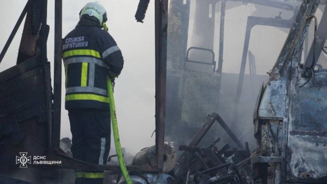 Моторошні фото наслідків ракетно-дронової атаки по Львову