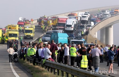 У Британії в аварії зіткнулося понад сто авто. ФОТО