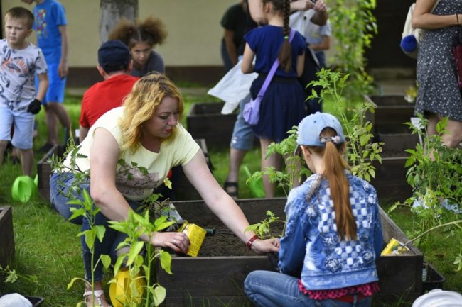 Як у луцькому зоопарку особливі дітки город садили. ФОТО