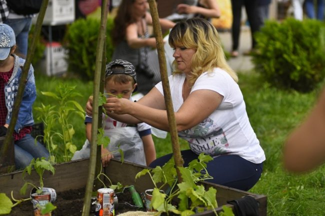 Як у луцькому зоопарку особливі дітки город садили. ФОТО