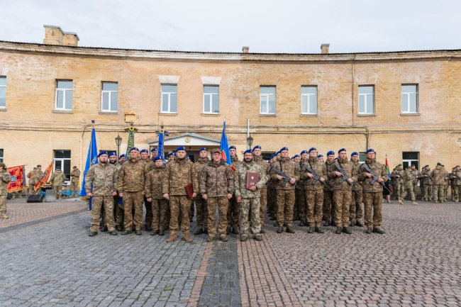Зеленський вручив 20 БрОП «Любарт» бойовий прапор. ФОТО