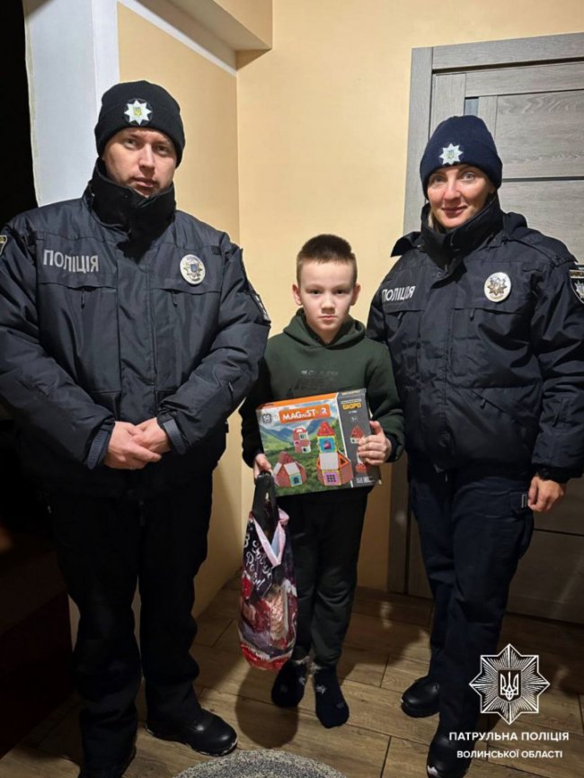 На Волині патрульні подарували краплинку радості малечі