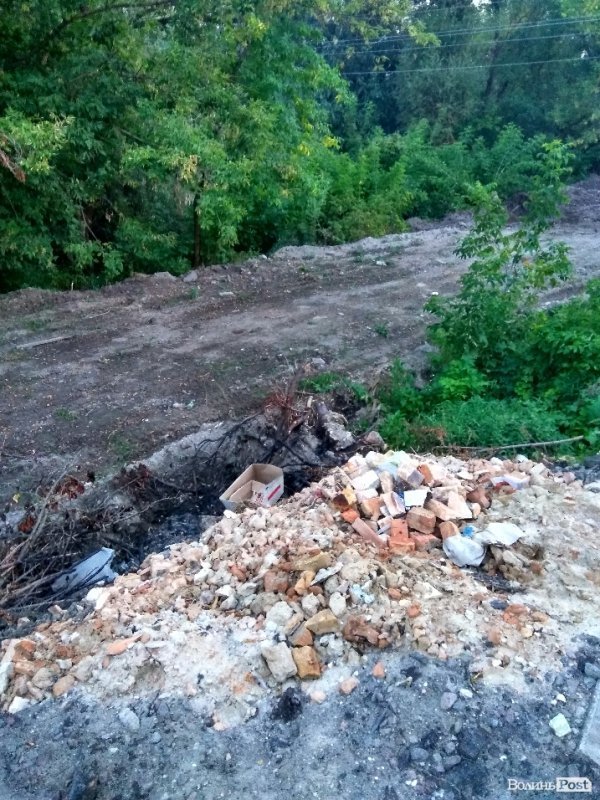 Будівельне сміття викидають в річку Стир. ФОТО