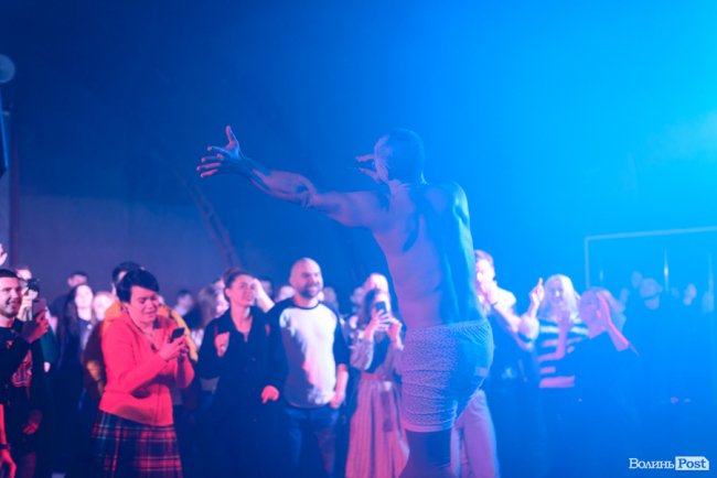 «GAS у Луцьку доведеться освячувати»: ФОТОРЕПОРТАЖ з епатажного концерту «Хамерманів» в халатах і трусах