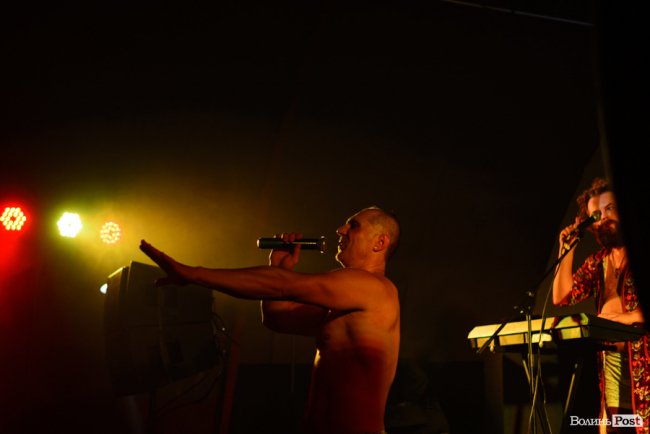 «GAS у Луцьку доведеться освячувати»: ФОТОРЕПОРТАЖ з епатажного концерту «Хамерманів» в халатах і трусах