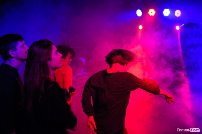 «GAS у Луцьку доведеться освячувати»: ФОТОРЕПОРТАЖ з епатажного концерту «Хамерманів» в халатах і трусах