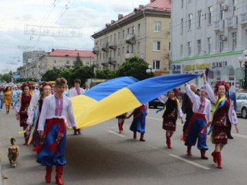 Луцьком пройшла урочиста хода школярів-гуртківців. ФОТО