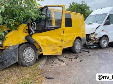На Волині на проблемному перехресті зіткнулися два буси, постраждалу забрала «швидка»