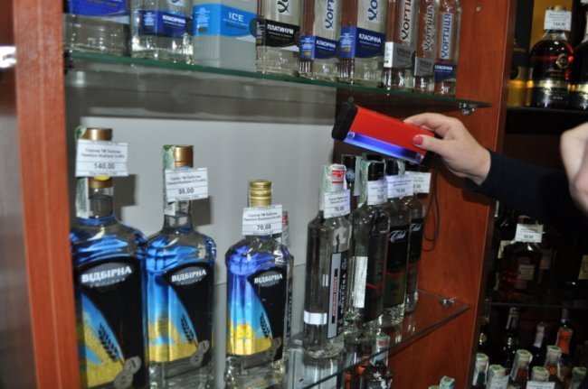 Фіскали «потрусили» мережу магазинів луцького депутата